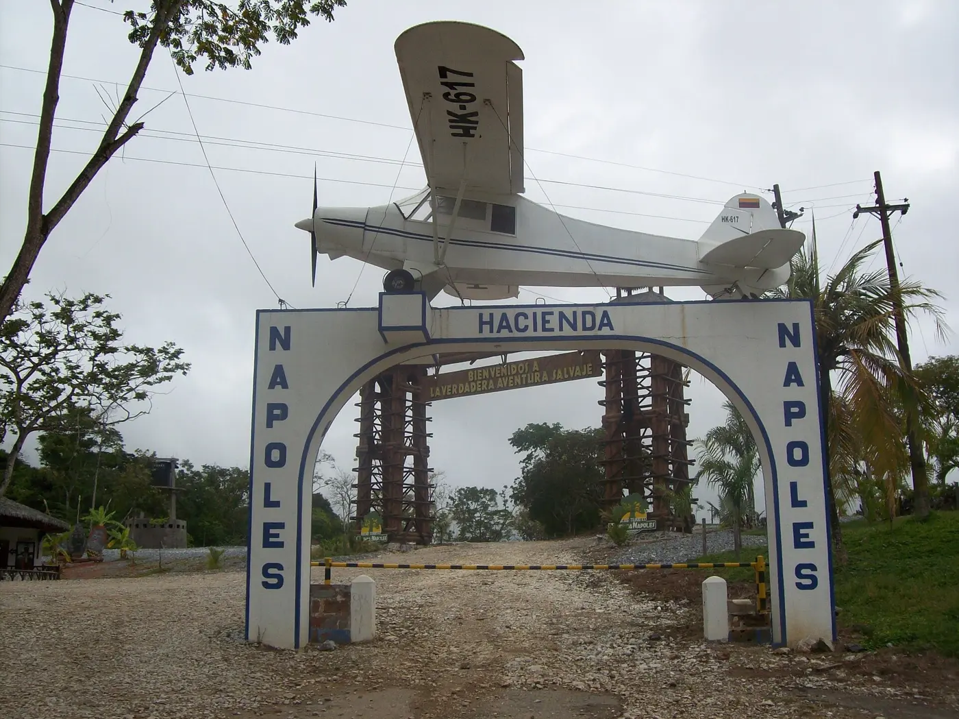 Pórtico de Hacienda Nápoles sobre la vía