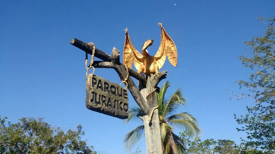 Letrero de madera del Parque Jurásico con una figura de pterodáctilo en Hacienda Nápoles