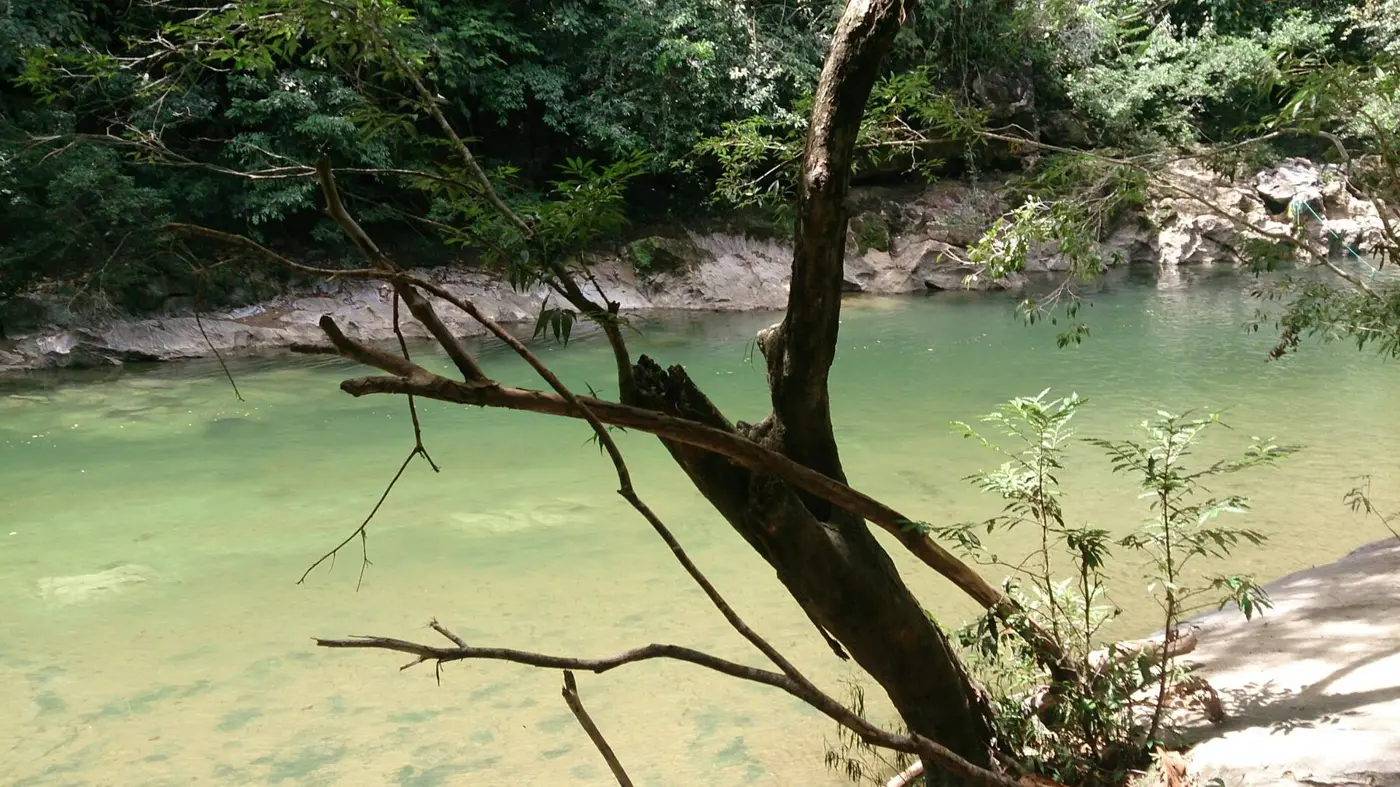 Aguas cristalinas del Río Claro entre roca de mármol