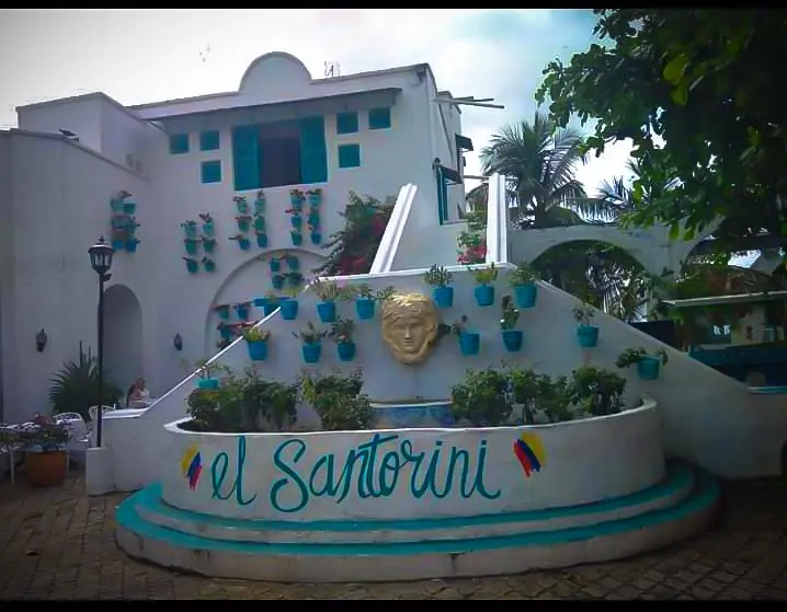 Fachadas blancas y azules de La Aldea, el Santorini colombiano